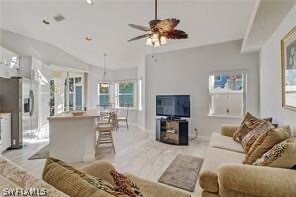 1093 Silverstrand Dr in Naples, FL - Foto de edificio - Building Photo