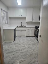 Canyon Gardens in Sherman Oaks, CA - Building Photo