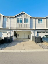 3991 SE Century Blvd in Hillsboro, OR - Foto de edificio - Building Photo
