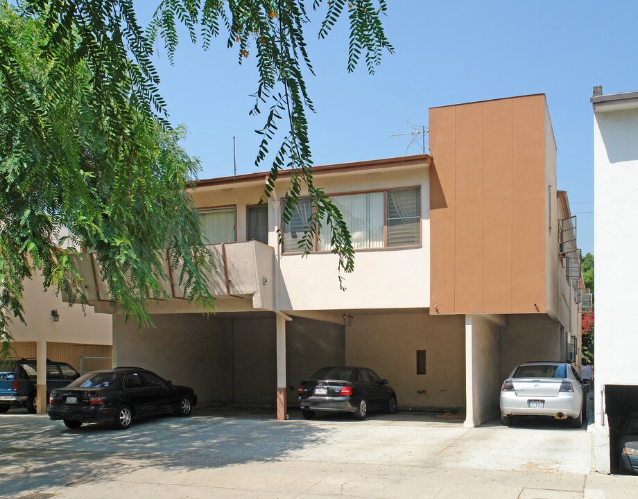 557 N Flores St in Los Angeles, CA - Building Photo