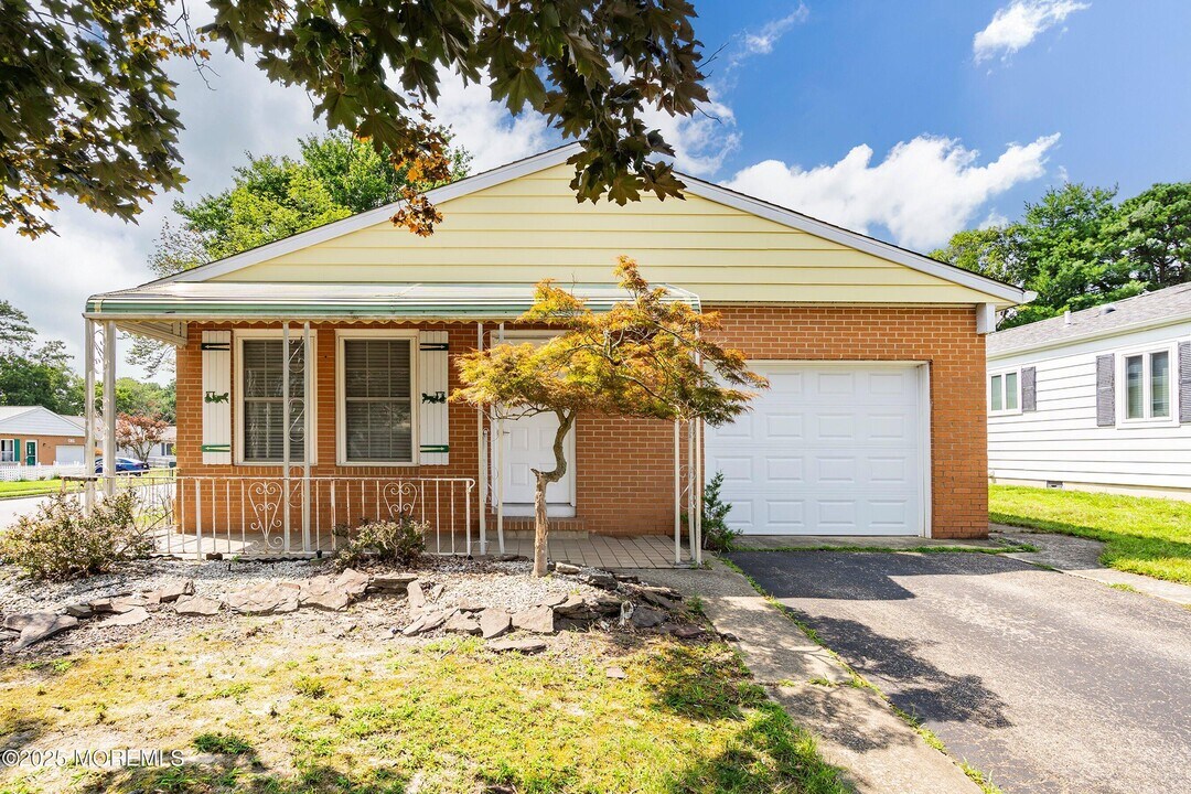 65 Innsbruck Dr in Toms River, NJ - Building Photo