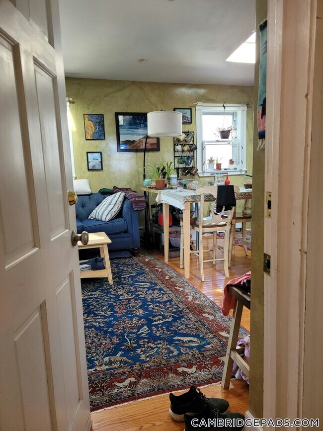 24 Ellington Rd, Unit 3 in Somerville, MA - Foto de edificio - Building Photo