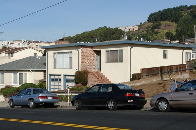 572 Miller Ave in South San Francisco, CA - Foto de edificio - Building Photo