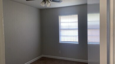 2112 Thonig Rd in Houston, TX - Foto de edificio - Building Photo