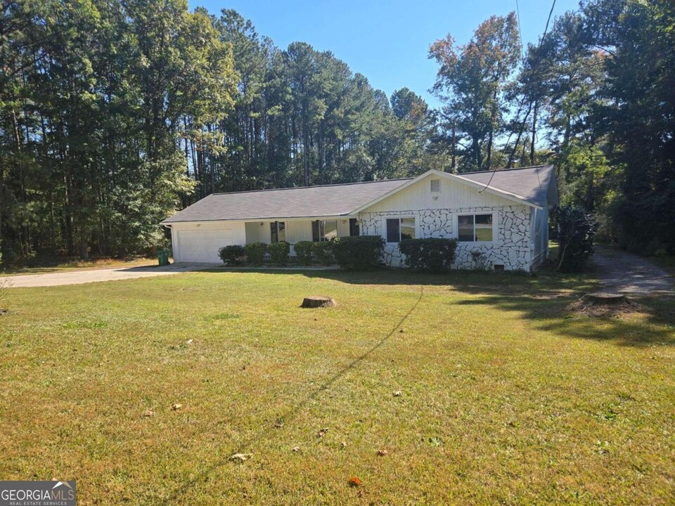 5393 Rockbridge Rd SW in Stone Mountain, GA - Building Photo