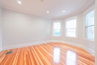 11 Atkins St, Unit 2 in Boston, MA - Foto de edificio - Building Photo
