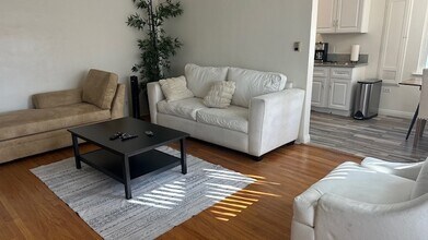 116 S Chevy Chase Dr, Unit 116 in Glendale, CA - Building Photo - Building Photo