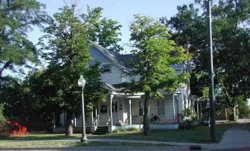 147 E 8th St in Traverse City, MI - Foto de edificio