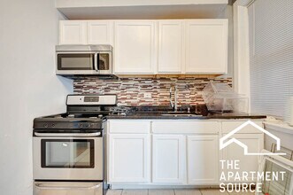 907 W Belmont Ave, Unit 2S in Chicago, IL - Foto de edificio - Building Photo