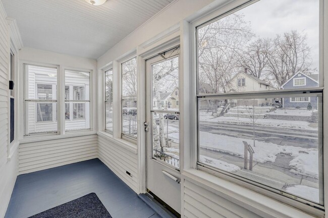 595 Hawthorne Ave E, Unit 4-401 in St. Paul, MN - Building Photo - Building Photo