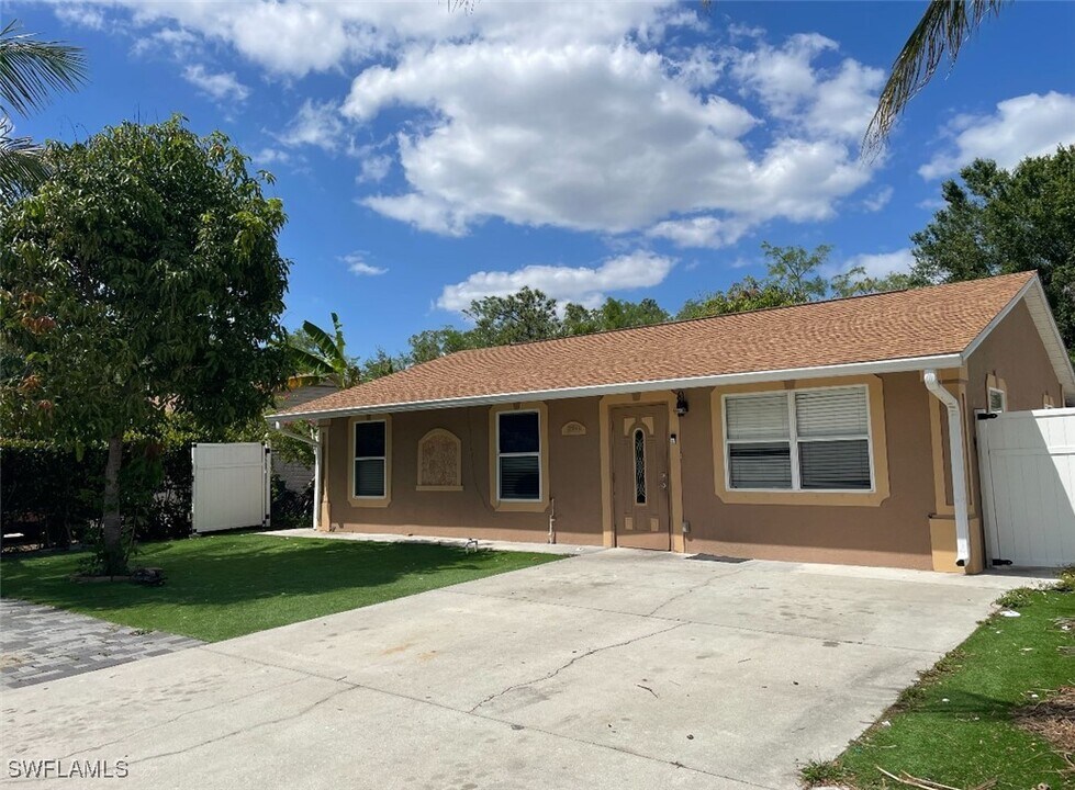 12064 Sitterley St in Naples, FL - Foto de edificio