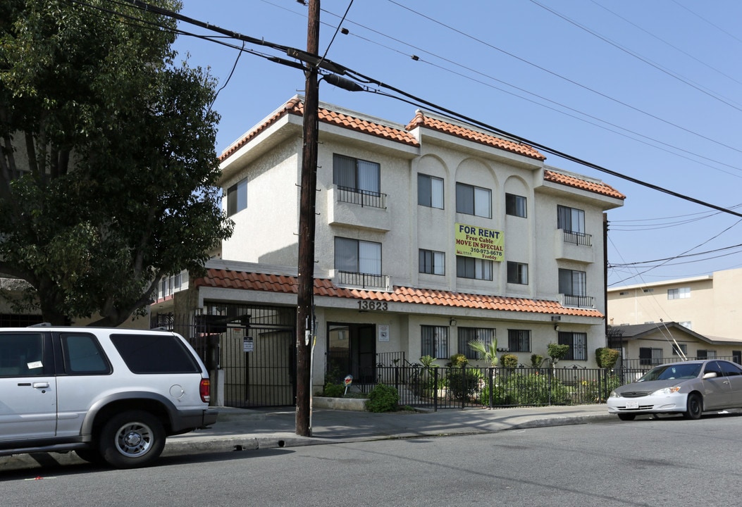 13623 Doty Ave in Hawthorne, CA - Foto de edificio