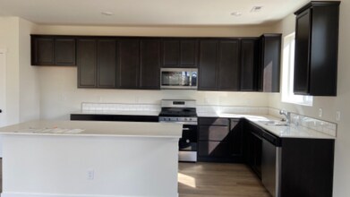 1546 27th St NW in Puyallup, WA - Foto de edificio - Building Photo