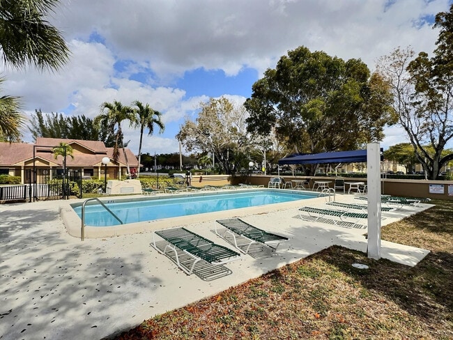 2652 Riverside Dr in Coral Springs, FL - Building Photo - Building Photo