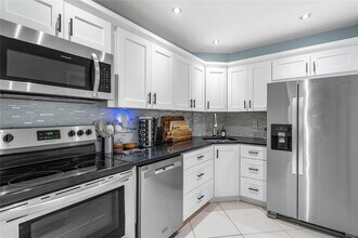 3111 Oakland Shores Dr in Oakland Park, FL - Building Photo - Building Photo