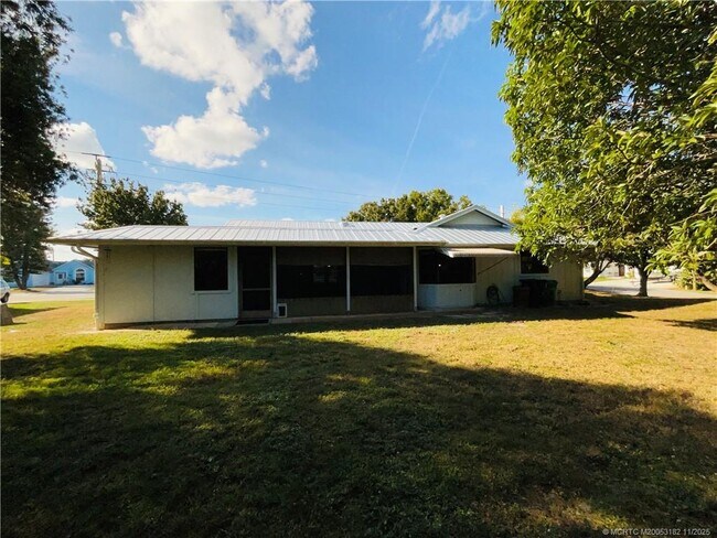 2041 SE Floresta Dr in Port St. Lucie, FL - Building Photo - Building Photo