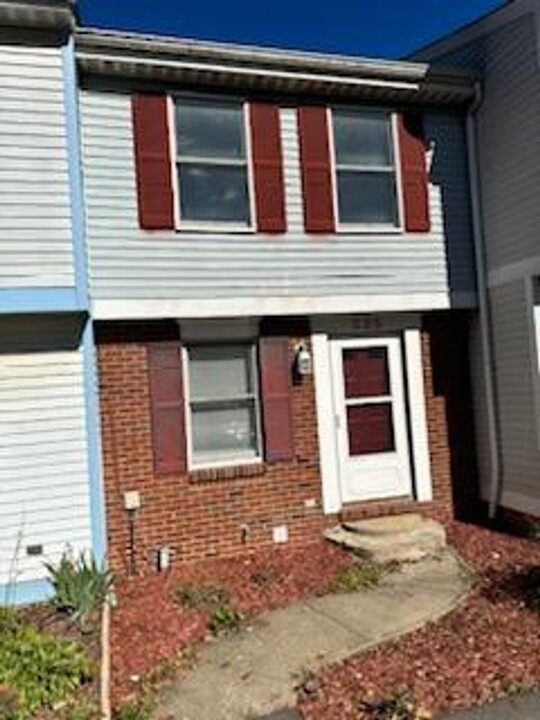 325 Timber Trail in Imperial, PA - Building Photo