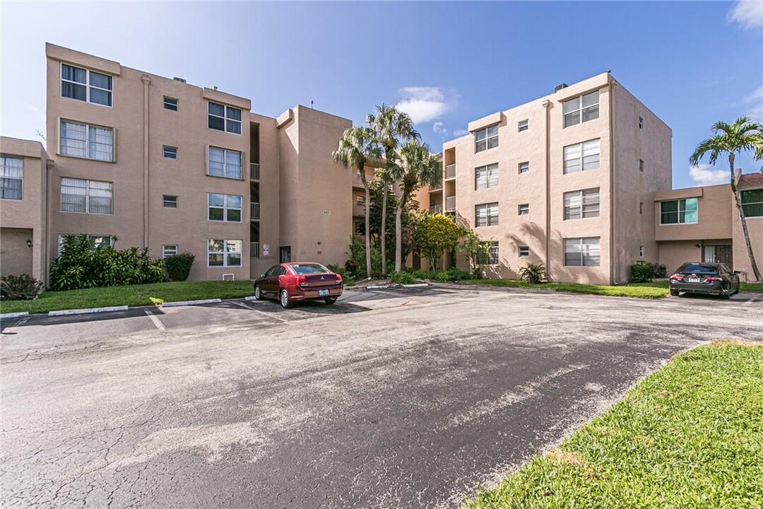 9431 Live Oak Pl, Unit 109 in Davie, FL - Building Photo