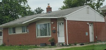 805 Hemphill Rd in Flint, MI - Building Photo