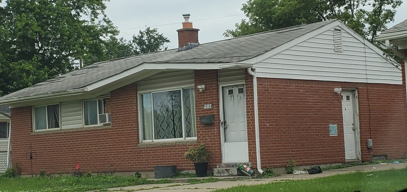 805 Hemphill Rd in Flint, MI - Building Photo