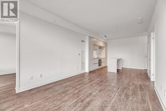 2 David Eyer Rd in Richmond Hill, ON - Building Photo - Building Photo