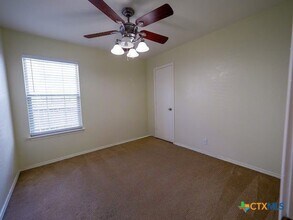 140 Myrtle St in Kyle, TX - Foto de edificio - Building Photo