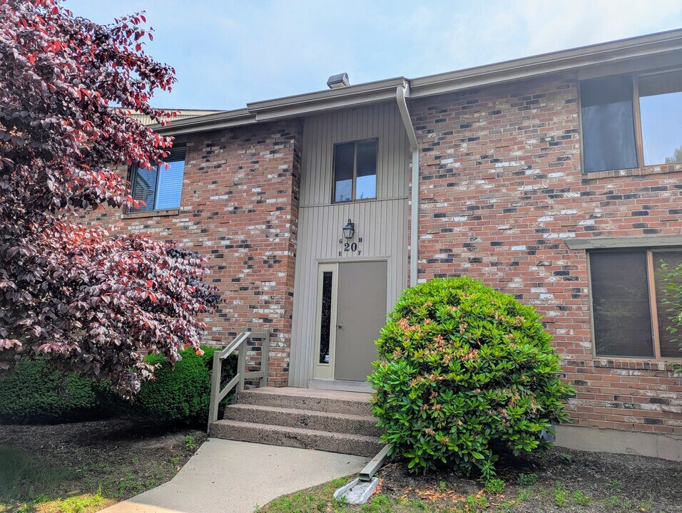20 Amato Dr, Unit G in South Windsor, CT - Building Photo