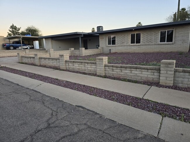 9240 E Holmes St in Tucson, AZ - Building Photo - Building Photo