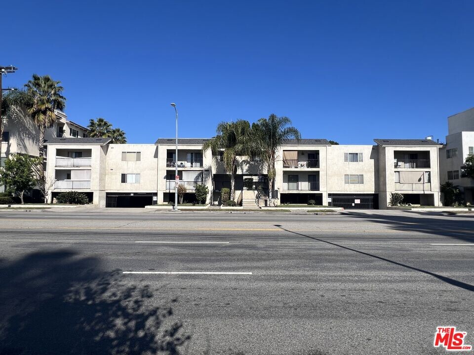 13925 Sherman Way in Los Angeles, CA - Building Photo