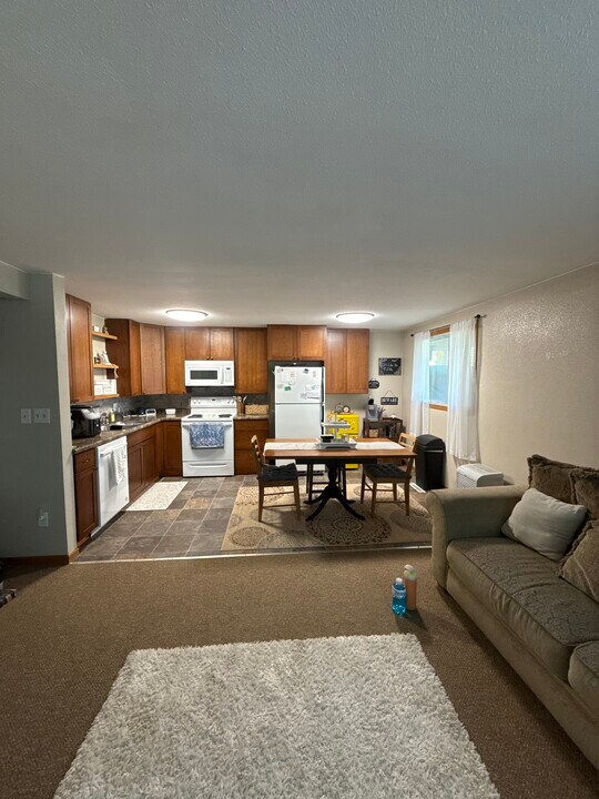 712 7th St SE, Unit #1 in Devils Lake, ND - Foto de edificio