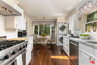 1622 Sunset Plaza Dr in Los Angeles, CA - Building Photo - Building Photo