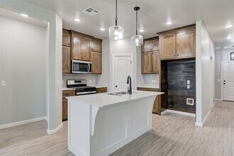 560 Hackberry Ln in Washington, OK - Building Photo - Building Photo