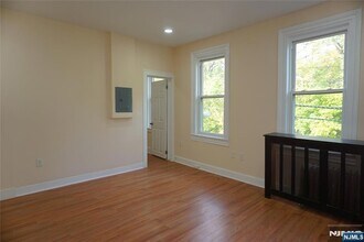 85 Clifton Ave, Unit 3 in Newark, NJ - Building Photo - Building Photo