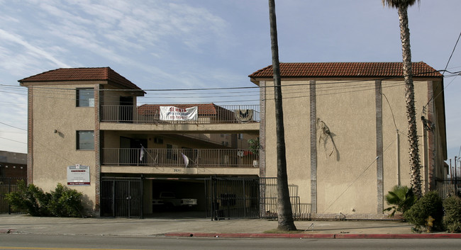 2625 Pasadena Ave in Los Angeles, CA - Building Photo - Building Photo