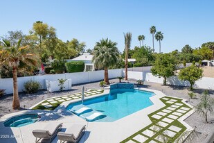 11002 N 52nd St in Scottsdale, AZ - Building Photo