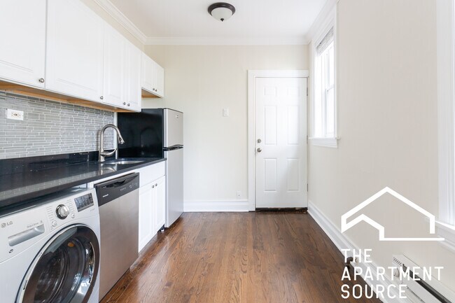 655 W Roscoe St, Unit 2 in Chicago, IL - Foto de edificio - Building Photo