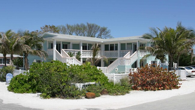 Anna Maria Beach Place in Holmes Beach, FL - Foto de edificio - Building Photo