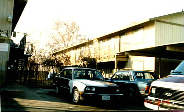 Sunnyside Gardens in Fresno, CA - Building Photo