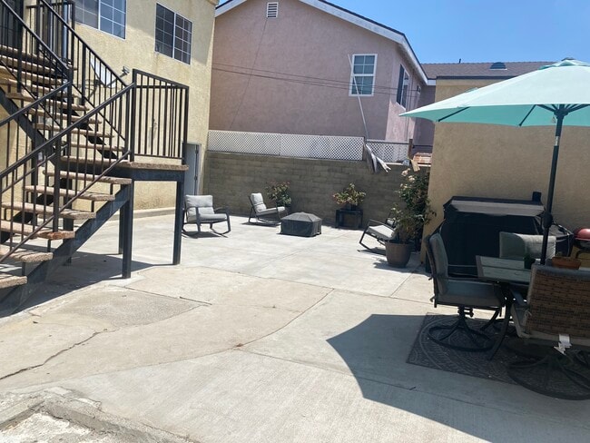 2225 E 14th St, Unit B in Long Beach, CA - Building Photo - Building Photo