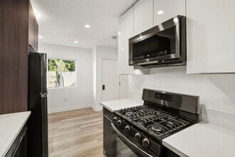2561 W Ave 30, Unit 7 in Los Angeles, CA - Building Photo - Building Photo