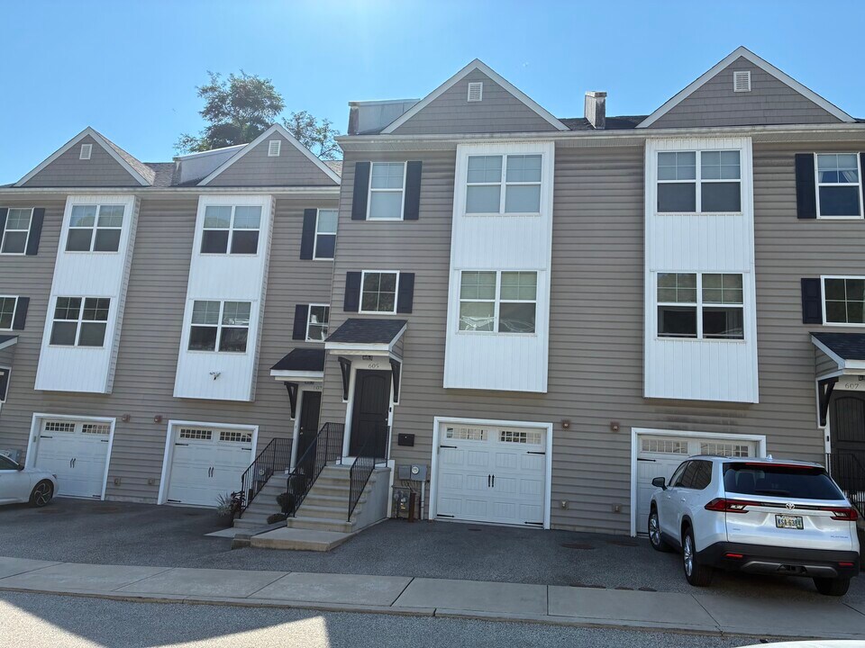 605 Apple St in Conshohocken, PA - Building Photo