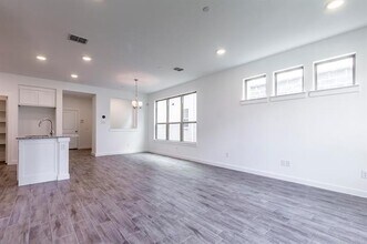 517 Division St in Plano, TX - Foto de edificio - Building Photo