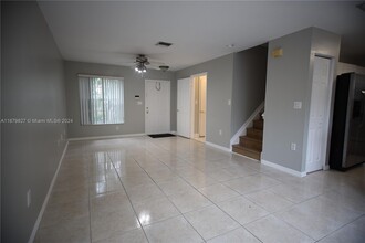 2226 NW 170th Ave in Pembroke Pines, FL - Foto de edificio - Building Photo