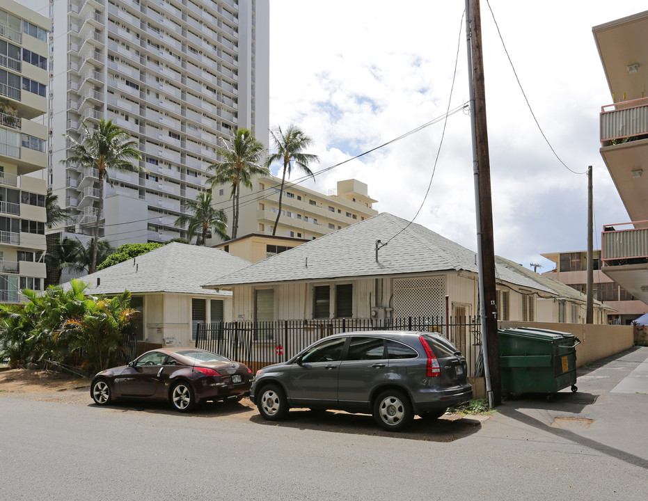 303 Wai Nani Way in Honolulu, HI - Building Photo