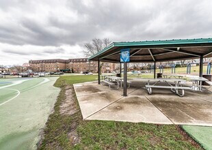 300 S Roselle Rd, Unit 307 in Schaumburg, IL - Foto de edificio - Building Photo