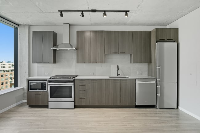 property at 948 W Washington Blvd