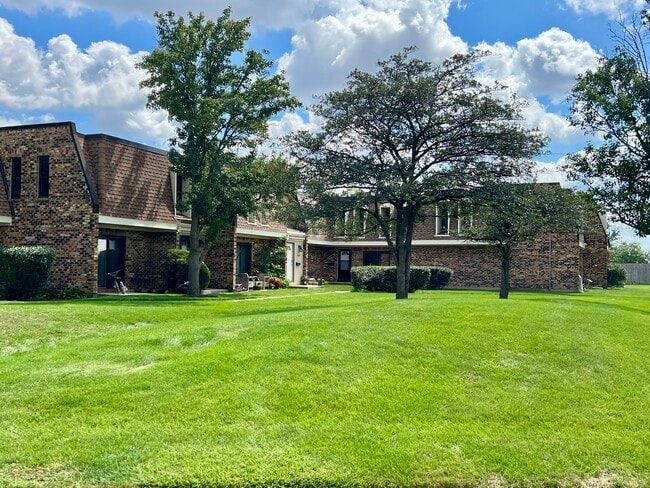 7816 Woodward Ave in Woodridge, IL - Building Photo - Building Photo