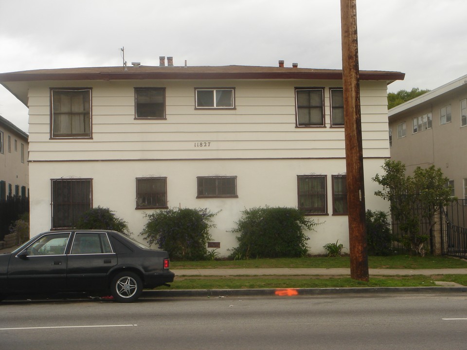 11827 S Figueroa St in Los Angeles, CA - Building Photo