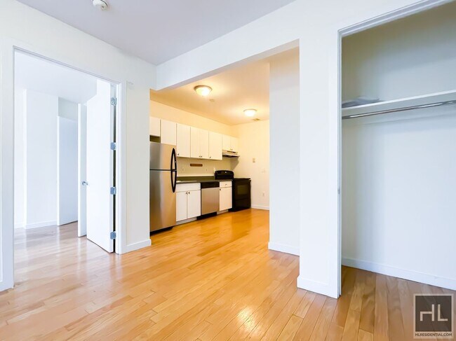 METROPOLITAN AVENUE in Brooklyn, NY - Building Photo - Building Photo