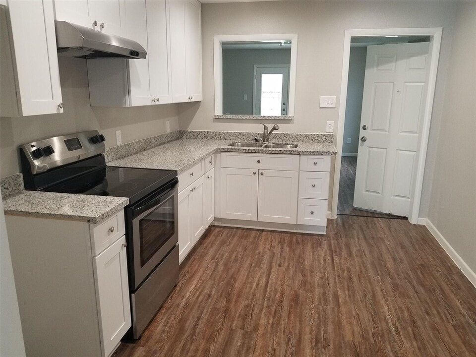 1015 Prune St in La Marque, TX - Building Photo